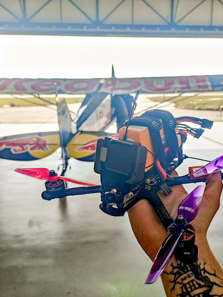 Dron wyścigowy FPV do filmowania samolotów