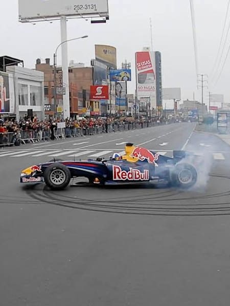 El auto de F1 en pleno show en Lima