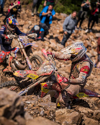 Wade Young i Jonny Walker podczas Red Bull Erzbergrodeo 2024 w Eisenerz w Austrii 2 czerwca 2024 roku.
