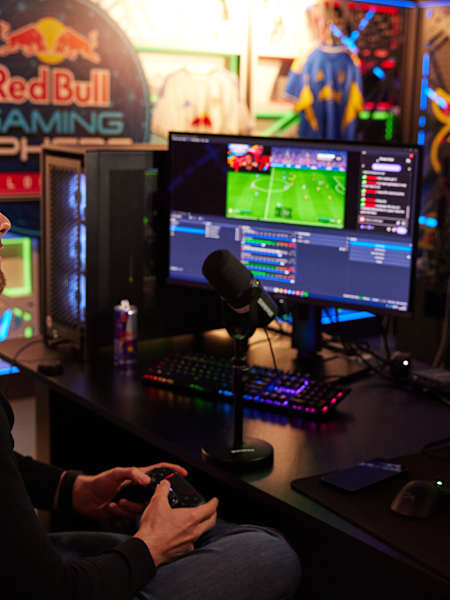 Un joueur teste EA Sports FC 26 lors du lancement à Londres, dans l’espace Red Bull Gaming Sphere.