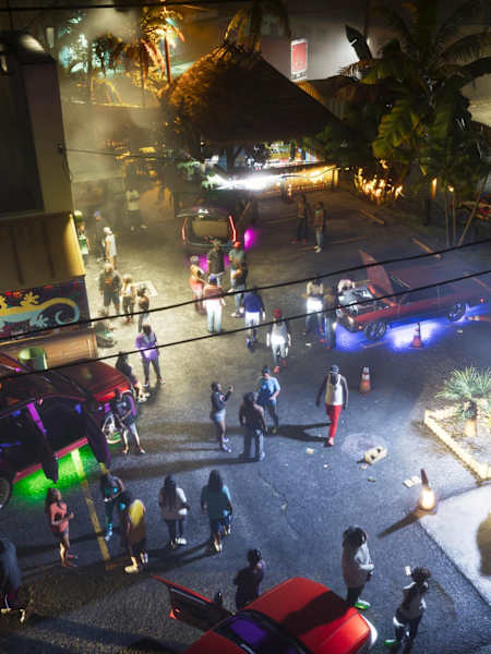 Scrneenshot aus GTA 6 zeigt ein Autotreffen in Vice City bei Nacht.
