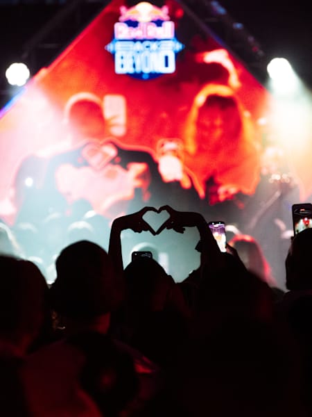 Händer som formar ett hjärta på Red Bull Back2Beyond i Pretoria, Sydafrika den 22 november 2025