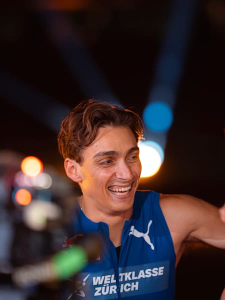 Armand Duplantis y Karsten Warholm sonriendo tras su carrera de 100 metros en Zúrich, Suiza. 