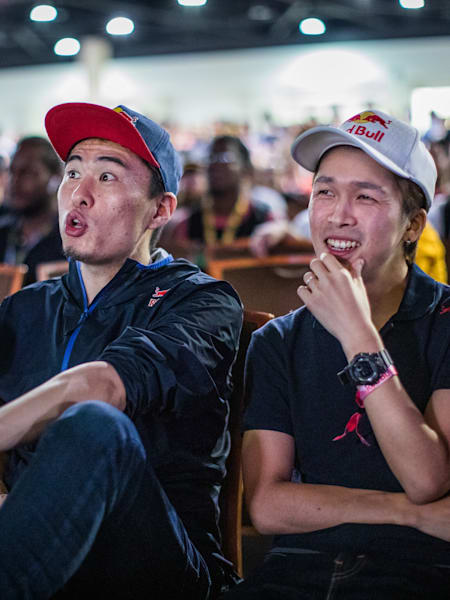 Bonchan and Gachikun cheering Daigo on at a tournament.