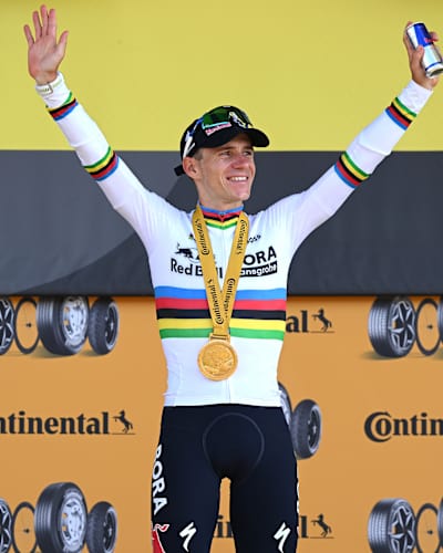 Remco Evenepoel festeggia la vittoria per la Red Bull - BORA - hansgrohe dopo aver vinto la 16ª tappa a cronometro individuale del Tour de France 2026 sul podio a Thonon-les-Bains, in Francia