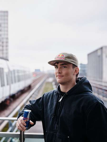 El atleta profesional de fitness funcional Victor Hoffer en la final del World Fitness Project en Copenhague, Dinamarca, con una gorra de Red Bull.