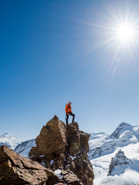 Nicolas Hojac ruht sich beim Bergsteigen in der Jungfrau Region in der Schweiz aus.