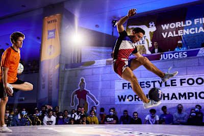 Pagu réalise un trick en football freestyle lors de la finale mondiale du Red Bull Street Style 2021 à Valence, en Espagne.