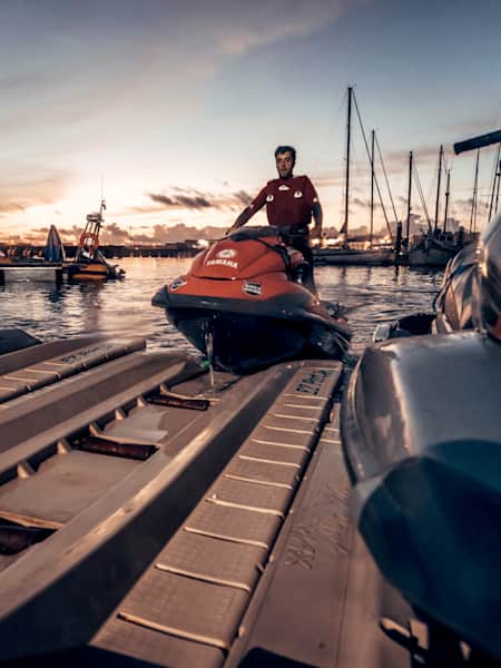 Sergio Cosme atracando o jet no porto de Nazaré