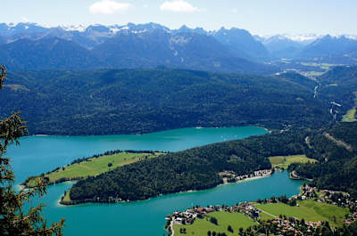 Der bayerische Walchensee vom Herzogstand.