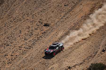 Carlos Sainz y Lucas Cruz en su Audi RS Q e-tron E2, del equipo Audi Sport, durante la etapa 4 del Dakar 2024 el 9 de enero de 2024 entre Al Salamiya y Al-Hofuf, Arabia Saudita
