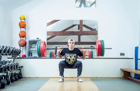 Ein Foto von Gee Atheron beim Gewichtstraining im Fitnessstudio.