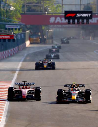 Sergio Pérez überholt Charles Leclerc während des Sprints beim Großen Preis von Aserbaidschan 2023. 