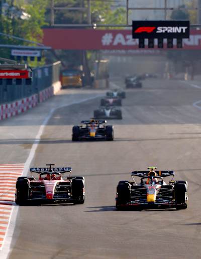 Sergio Pérez dépasse Charles Leclerc lors de la course sprint du Grand Prix d'Azerbaïdjan de Formule 1 2023 sur le circuit de Baku.