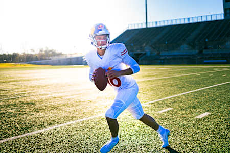 Arch Manning, quarterback de football américain, en action lors d’un entraînement à Austin, Texas.