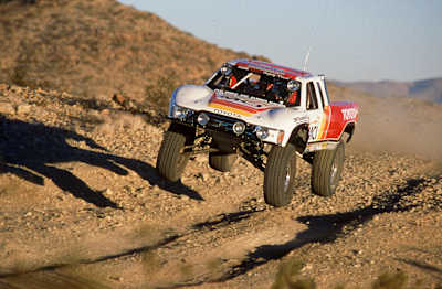 Le pilote Ivan Stewart lors de sa victoire de la course off-road Baja 1000 au Mexique, en 1998