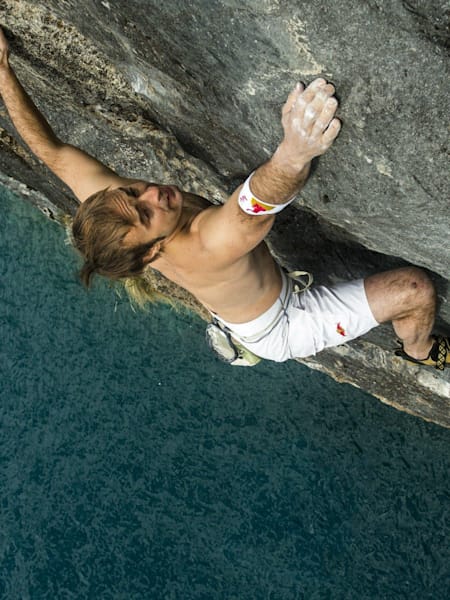 Escalada livre sem corda. A zona de segurança... é a água.