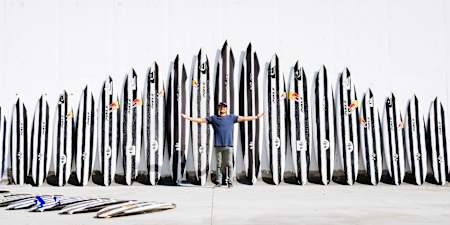 Der baskische Surfer Natxo González steht mit seinen Surfboards in der Pukas-Fabrik in San Sebastián.