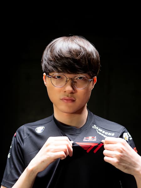 Una imagen de Faker con la camiseta de T1.