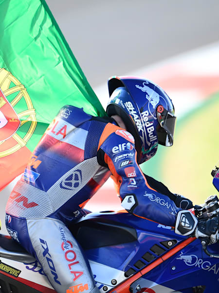 Le pilote portugais Miguel Oliveira célèbre sa victoire au Grand Prix de MotoGP du Portugal 2020.