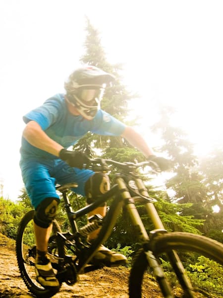 Inseguimento con il coltello fra i denti sui trail del Whistler Bike Park, in Canada