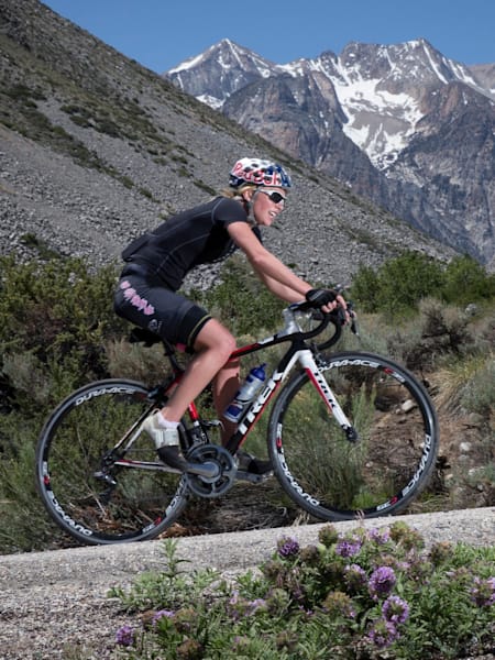Ο Kirsten Sweetland κάνει ποδήλατο στην Sierra Nevada