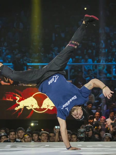 B-boy Lil G réalise un Air Flare lors d'un battle de breaking.