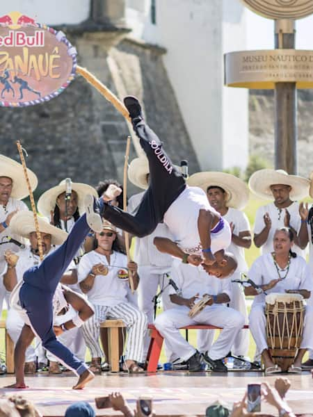 Capoeira movimento AU Red Bull Paranauê