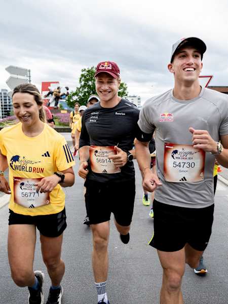 Marco Odermatt (C-L) und Simon Ehammer (C-R) aus der Schweiz laufen während des Wings for Life World Run Flagship Run in Zug, Schweiz am 05. Mai 2024.
