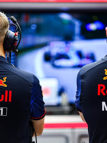 Red Bull Racing takım üyeleri 16 Eylül 2023 tarihinde Singapur'daki Marina Bay Street Circuit'te yapılacak Singapur F1 Grand Prix'si öncesinde sıralama turlarını izliyor. 