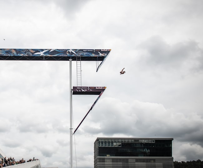Red Bull Cliff Diving 2021: Gary Hunt leads in Oslo