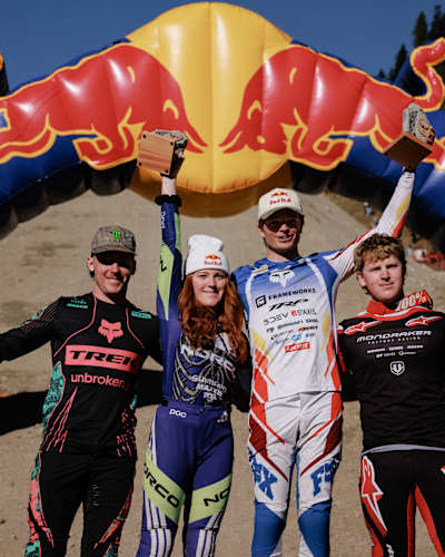 Víťazi Gracey Hemstreet a Asa Vermette spolu s Lachiem Stevensom-Mcnabom a Oli Clarkom na Red Bull Hardline v Britskej Kolumbii v Kanade 16. októbra 2026.