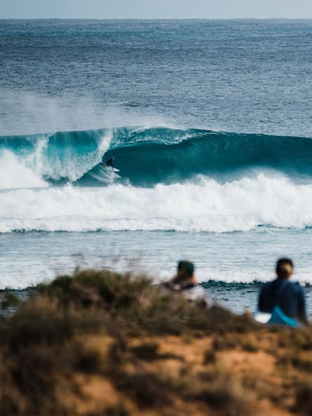 Uma esmeralda do oceano Índico, na terra vermelha do deserto australiano