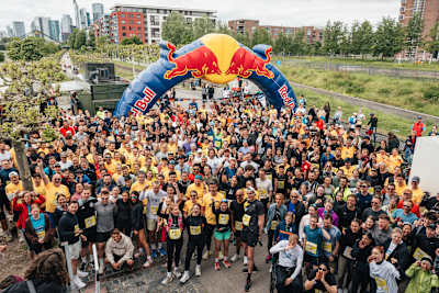 Alle Läufer:innen versammeln sich beim Wings for Life World Run in Frankfurt für ein Gruppenbild im Rahmen des App Runs.
