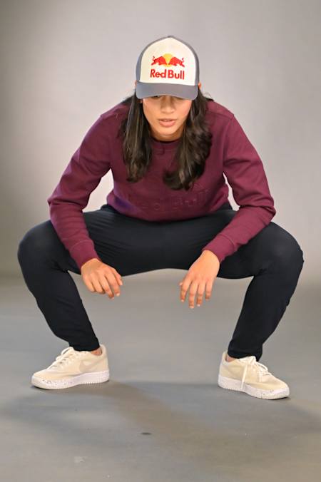 印度開場擊球手 Smriti Mandhana 在鍛煉前進行熱身練習。