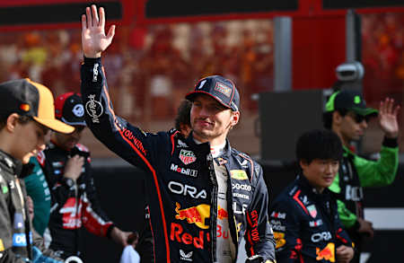 Max Verstappen waving ahead of the F1 Abu Dhabi Grand Prix showdown