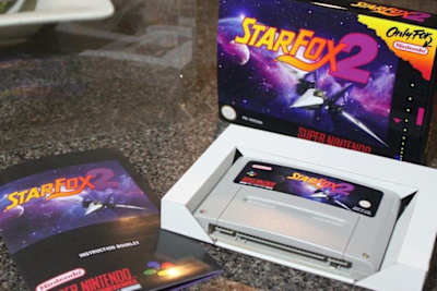 Une image de la boîte du jeu vidéo annulé Star Fox 2 pour console de jeu Super Nintendo.