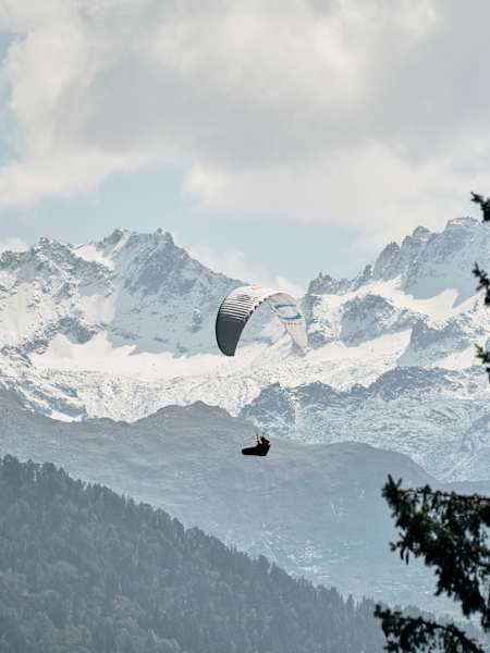Thomas de Dorlodot y Horacio Llorens vuelan en parapente sobre la cordillera del Himalaya.