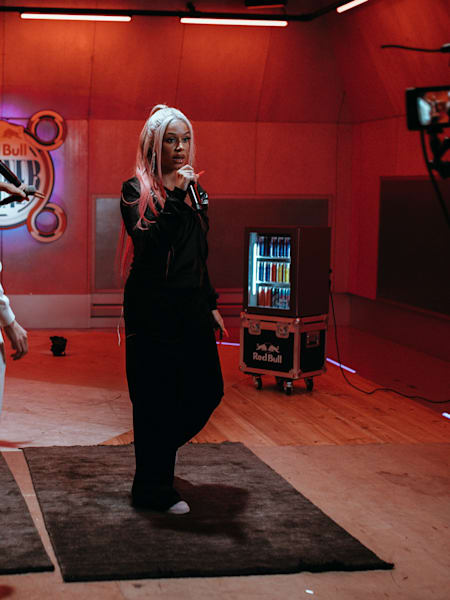 Romy Rose rappe pendant le tournage de Red Bull Spinner au Red Bull Studio.