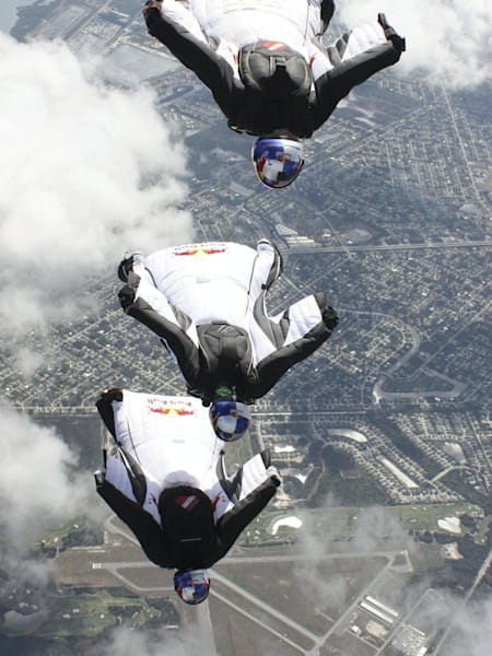 Red Bull Skydive Team performer i Sebastian, Florida, USA den 21. februar 2012.
