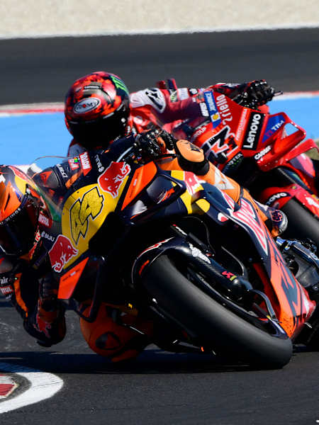 Pol Espargaro schiebt sein Red Bull KTM-Motorrad beim spannenden MotoGP-Rennen in Ungarn am 24.