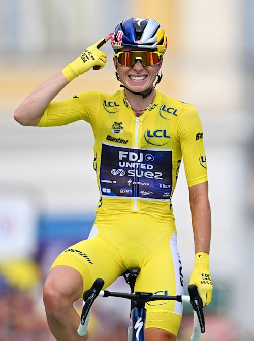 Demi Vollering von FDJ UNITED-SUEZ feiert den Sieg in der 9. Etappe und den Gesamtsieg bei der Tour de France Femmes 2026.