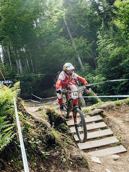Aaron Gwin rueda en Leogang delante de los fans.