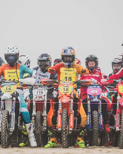 Des pilotes de motocross prennent le départ de l’Enduropale du Touquet-Pas-de-Calais 2024, en France.