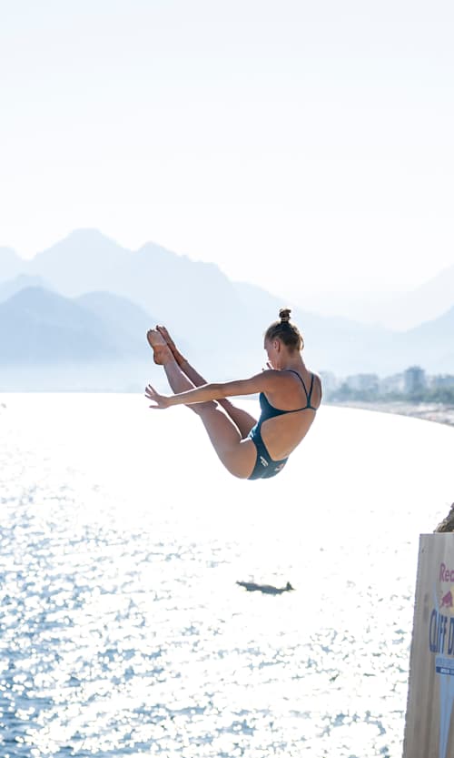 In 2024, Ellie Smart plunges from 21m cliff at Red Bull Cliff Diving World Series stop in Antalya, Turkiye