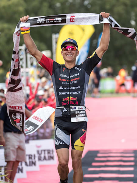 Atleta finalizando una prueba de Ironman