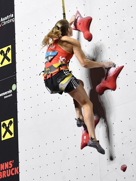 La grimpeuse Petra Klingler en pleine ascension lors d'une épreuve d'escalade de vitesse des Championnats du Monde d'escalade.
