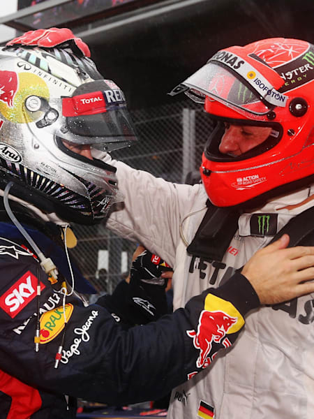 Sebastian Vettel z Red Bull Racing oraz Michael Schumacher z Mercedesa po wyścigu o GP Brazylii w 2012 roku, w którym to Vettel zdobył mistrzowski tytuł