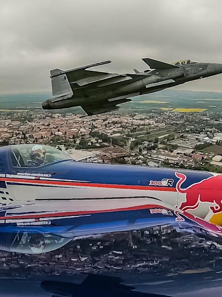 Martin Šonka, campeón de la Red Bull Air Race, hace un tonel con su avión acrobático Extra 300SR sobre el caza Gripen del piloto Ivo Kardoš de la Fuerza Aérea Checa.