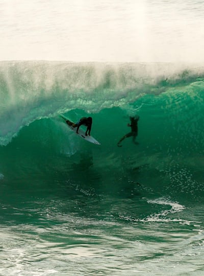 Surf à Bali en Indonésie sur le plus gros swell du siècle à Padang Padang avec Betet Merta.